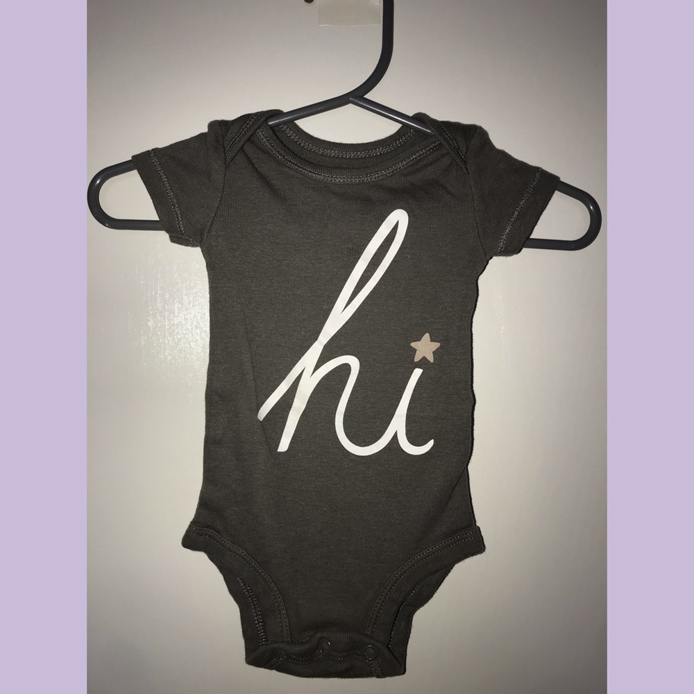 Grey “hi” onesie